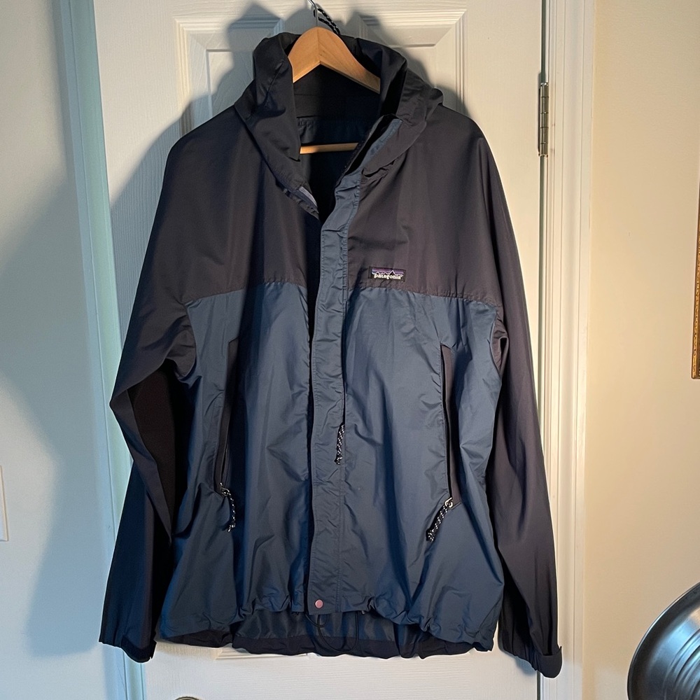 Patagonia Men's Black and Gray Water Resistant Windbreaker Shell